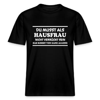 Hausfrau Spruch Haushalt Lustige Hausfrau Geschenk -  RELAXED FIT Unisex Organic T-Shirt - Schwarz - Vorne - Alina (178cm) & Michal (187cm)