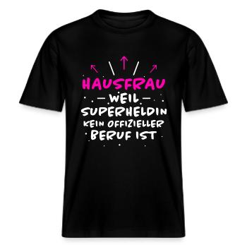 Hausfrau Spruch Haushalt Lustige Hausfrau Geschenk -  RELAXED FIT Unisex Organic T-Shirt - Schwarz - Vorne - Alina (178cm) & Michal (187cm)
