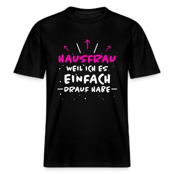 Hausfrau Spruch Haushalt Lustige Hausfrau Geschenk -  RELAXED FIT Unisex Organic T-Shirt - Schwarz - Vorne - Alina (178cm) & Michal (187cm)