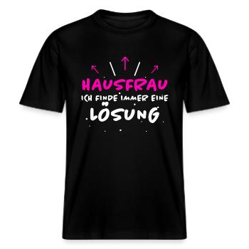 Hausfrau Spruch Haushalt Lustige Hausfrau Geschenk -  RELAXED FIT Unisex Organic T-Shirt - Schwarz - Vorne - Alina (178cm) & Michal (187cm)