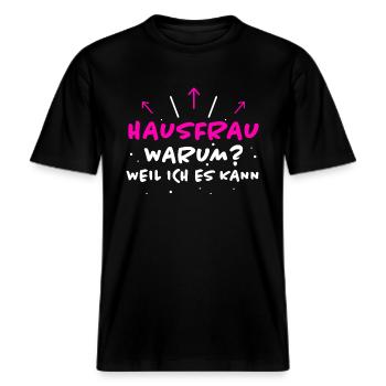 Hausfrau Spruch Haushalt Lustige Hausfrau Geschenk -  RELAXED FIT Unisex Organic T-Shirt - Schwarz - Vorne - Alina (178cm) & Michal (187cm)