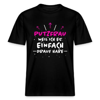 Putzfrau Spruch Reinigungskraft Putzfrau Geschenk -  RELAXED FIT Unisex Organic T-Shirt - Schwarz - Vorne - Alina (178cm) & Michal (187cm)