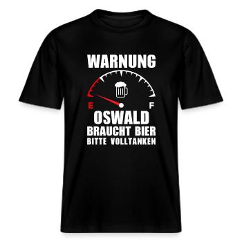 Oswald braucht Bier Bitte volltanken -  RELAXED FIT Unisex Organic T-Shirt - Schwarz - Vorne - Alina (178cm) & Michal (187cm)