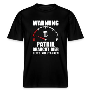 Patrik braucht Bier Bitte volltanken -  RELAXED FIT Unisex Organic T-Shirt - Schwarz - Vorne - Alina (178cm) & Michal (187cm)