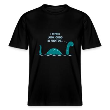 Nessie / Illustration -  RELAXED FIT Unisex Organic T-Shirt - Schwarz - Vorne - Alina (178cm) & Michal (187cm)