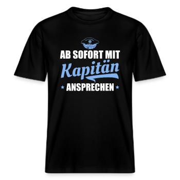 Kapitän Bootsführerschein bestanden Segler -  RELAXED FIT Unisex Organic T-Shirt - Schwarz - Vorne - Alina (178cm) & Michal (187cm)