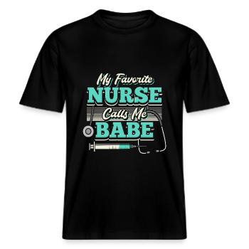 My Favorite Nurse Calls Me Babe -  RELAXED FIT Unisex Organic T-Shirt - Schwarz - Vorne - Alina (178cm) & Michal (187cm)