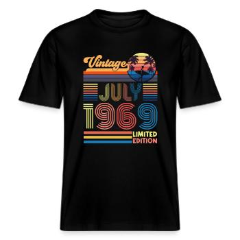 Anniversaire Juillet 1969. Cadeau juillet 1969. -  T-shirt unisexe RELAXED FIT en coton bio - noir - Devant - Alina (178cm) & Michal (187cm)