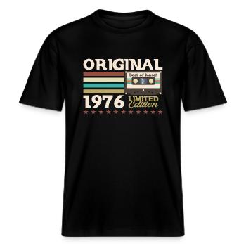 49. Geburtstag Kassette Februar Jahrgang 1976 -  RELAXED FIT Unisex Organic T-Shirt - Schwarz - Vorne - Alina (178cm) & Michal (187cm)