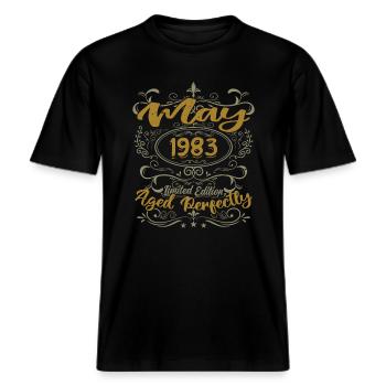 Jahrgang Mai 1983 Geburtstag Mai 1983 Geburtstag Mai 1983 -  RELAXED FIT Unisex Organic T-Shirt - Schwarz - Vorne - Alina (178cm) & Michal (187cm)
