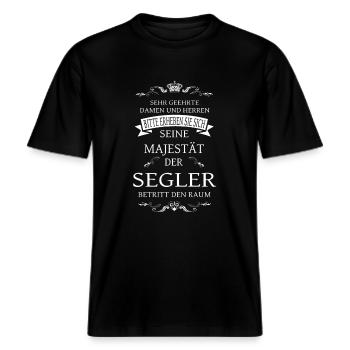 Seine Majestät der Segler betritt den Raum -  RELAXED FIT Unisex Organic T-Shirt - Schwarz - Vorne - Alina (178cm) & Michal (187cm)