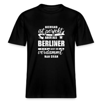 Niemand ist perfekt - Berliner - Spruch -  RELAXED FIT Unisex Organic T-Shirt - Schwarz - Vorne - Alina (178cm) & Michal (187cm)