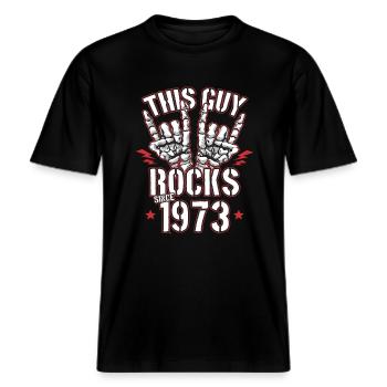 Dieser Kerl rockt seit 1973 Jahrgang Geburtstag -  RELAXED FIT Unisex Organic T-Shirt - Schwarz - Vorne - Alina (178cm) & Michal (187cm)