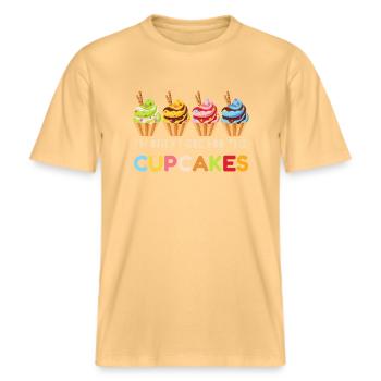 Cupcakes drôles, Cupcake célébrations, cadeau Cupcake -  T-shirt unisexe RELAXED FIT en coton bio - jaune délavé - Devant - Alina (178cm) & Michal (187cm)