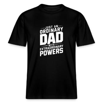 Einfach Ein Gewöhnlicher Papa Mit Superkräften -  RELAXED FIT Unisex Organic T-Shirt - Schwarz - Vorne - Alina (178cm) & Michal (187cm)