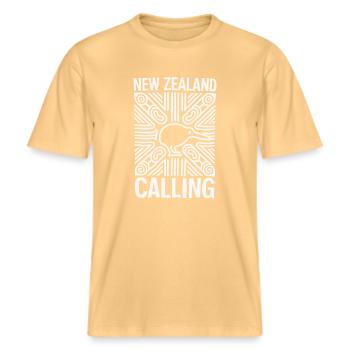 New Zealand Souvenir Calling Kiwi Design -  RELAXED FIT Unisex Organic T-Shirt - Hellgelb - Vorne - Alina (178cm) & Michal (187cm)