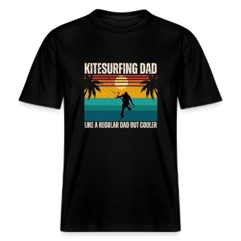 Kitesurfing dad like a regular dad but cooler -  RELAXED FIT Unisex Organic T-Shirt - Schwarz - Vorne - Alina (178cm) & Michal (187cm)