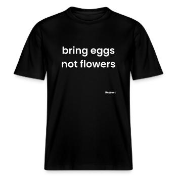 Bringen Sie Eier mit, keine Blumen -  RELAXED FIT Unisex Organic T-Shirt - Schwarz - Vorne - Alina (178cm) & Michal (187cm)