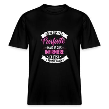 Pas Parfaite, Mais Infirmière -  T-shirt unisexe RELAXED FIT en coton bio - noir - Devant - Alina (178cm) & Michal (187cm)