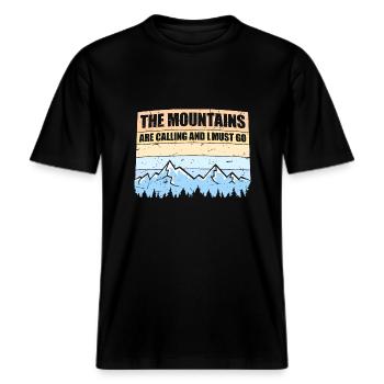 The Mountains Are Calling And I Must Go Spruch -  RELAXED FIT Unisex Organic T-Shirt - Schwarz - Vorne - Alina (178cm) & Michal (187cm)