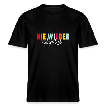 Nie wieder ist jetzt - Statement gegen Hass -  RELAXED FIT Unisex Organic T-Shirt - Schwarz - Vorne - Alina (178cm) & Michal (187cm)