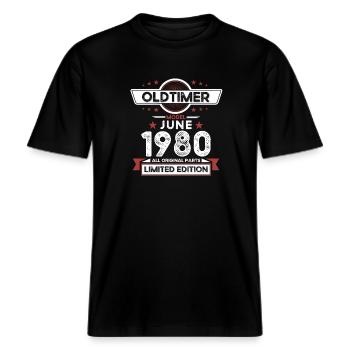 Oldtimer Juni 1980 Jahrgang 1980 Geburtstag 1980 -  RELAXED FIT Unisex Organic T-Shirt - Schwarz - Vorne - Alina (178cm) & Michal (187cm)