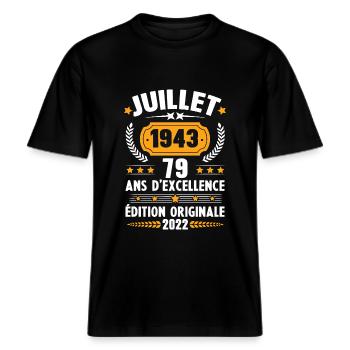 Cadeau d'anniversaire 79 Ans, Né en juillet 1943 -  T-shirt unisexe RELAXED FIT en coton bio - noir - Devant - Alina (178cm) & Michal (187cm)