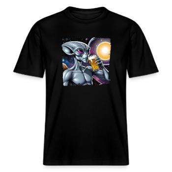 Alien trinkt Bier im Weltall -  RELAXED FIT Unisex Organic T-Shirt - Schwarz - Vorne - Alina (178cm) & Michal (187cm)