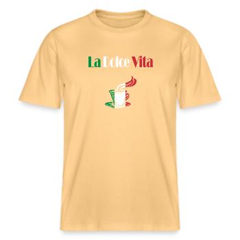La Dolce Vita coffee -  RELAXED FIT Unisex Organic T-Shirt - washed yellow - Front - Alina (178cm) & Michal (187cm)