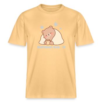Hibernation mode - Ours cosy kawaii hiver -  T-shirt unisexe RELAXED FIT en coton bio - jaune délavé - Devant - Alina (178cm) & Michal (187cm)
