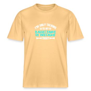 Basset Fauve de Bretagne -  T-shirt unisexe RELAXED FIT en coton bio - jaune délavé - Devant - Alina (178cm) & Michal (187cm)