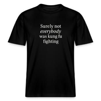Surely Not Everybody Was Kung Fu Fighting -  Uniseks RELAXED FIT bio-T-shirt - zwart - Voor - Alina (178cm) & Michal (187cm)