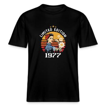 Retro Geburtsjahr 1977 Vintage Geburtstag 1977 -  RELAXED FIT Unisex Organic T-Shirt - Schwarz - Vorne - Alina (178cm) & Michal (187cm)