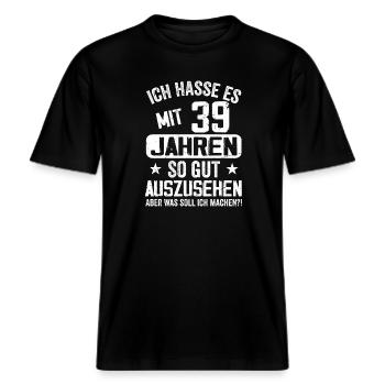 39 Jahre Jung - Vintage Geburtstagsspruch -  RELAXED FIT Unisex Organic T-Shirt - Schwarz - Vorne - Alina (178cm) & Michal (187cm)