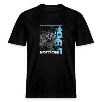 Limited Edition 1965 Limited Edition Fußball -  RELAXED FIT Unisex Organic T-Shirt - Schwarz - Vorne - Alina (178cm) & Michal (187cm)