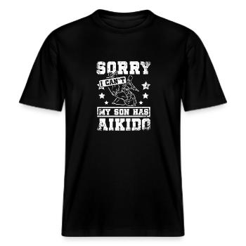 Undskyld jeg kan ikke, min søn har Aikido -  Økologisk unisex T-shirt RELAXED FIT - sort - Foran - Alina (178cm) & Michal (187cm)