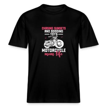 Jagd Auf Sonnenuntergänge Und Ausweichspielzeug Motorrad Mama Li -  RELAXED FIT Unisex Organic T-Shirt - Schwarz - Vorne - Alina (178cm) & Michal (187cm)