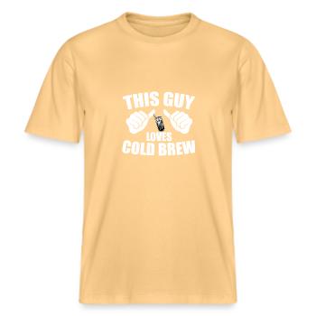 Ce gars aime le cold brew -  T-shirt unisexe RELAXED FIT en coton bio - jaune délavé - Devant - Alina (178cm) & Michal (187cm)