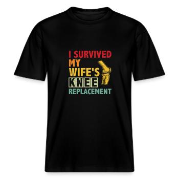Ich überlebte die Knie-OP meiner Frau -  RELAXED FIT Unisex Organic T-Shirt - Schwarz - Vorne - Alina (178cm) & Michal (187cm)