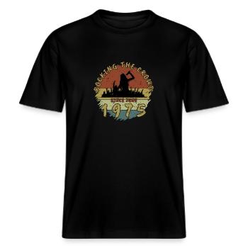 50. Geburtstag Rocking the crowd SNG 06/1975 -  RELAXED FIT Unisex Organic T-Shirt - Schwarz - Vorne - Alina (178cm) & Michal (187cm)