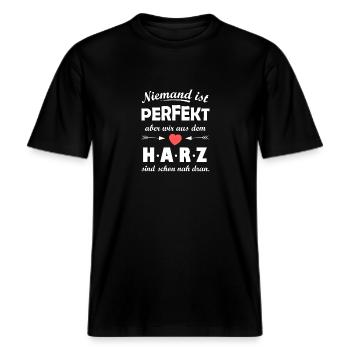 Die Heimat im Harz -  RELAXED FIT Unisex Organic T-Shirt - Schwarz - Vorne - Alina (178cm) & Michal (187cm)