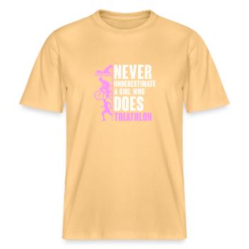 Ne sous-estimez jamais une fille qui fait du triathlon -  T-shirt unisexe RELAXED FIT en coton bio - jaune délavé - Devant - Alina (178cm) & Michal (187cm)