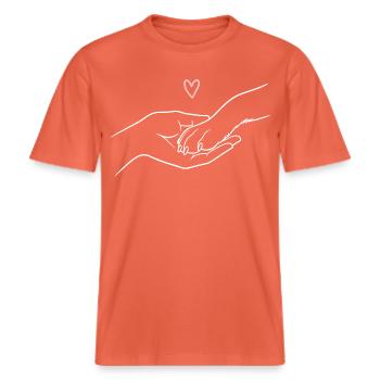 Er muss mich nicht hören, um zu wissen... -  RELAXED FIT Unisex Organic T-Shirt - Hellrot - Vorne - Alina (178cm) & Michal (187cm)