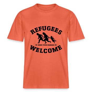 Refugees Welcome (versch. Farben) -  RELAXED FIT Unisex Organic T-Shirt - Hellrot - Vorne - Alina (178cm) & Michal (187cm)