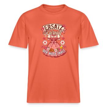 Ersatz Dirndl Der Wille Zählt Volksfest Bayern -  RELAXED FIT Unisex Organic T-Shirt - Hellrot - Vorne - Alina (178cm) & Michal (187cm)
