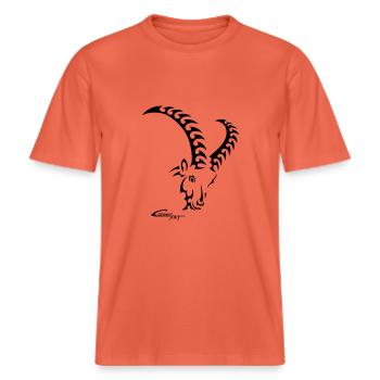 Sternzeichen Steinbock -  RELAXED FIT Unisex Organic T-Shirt - Hellrot - Vorne - Alina (178cm) & Michal (187cm)