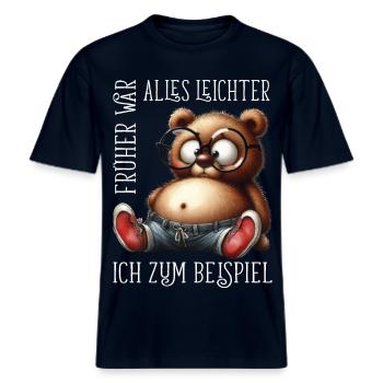 dicke Teddybär mit Jeans Sneaker lustige Sprüche -  RELAXED FIT Unisex Organic T-Shirt - Navy - Vorne - Alina (178cm) & Michal (187cm)