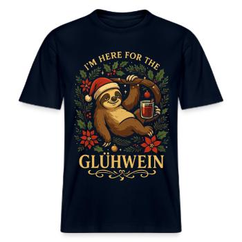 Glühwein Faultier T-Shirt Lustiges Weihnachtsmotiv -  RELAXED FIT Unisex Organic T-Shirt - Navy - Vorne - Alina (178cm) & Michal (187cm)