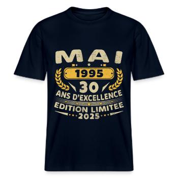 30 Ans Vintage Mai 1995 Cadeau D’anniversaire -  T-shirt unisexe RELAXED FIT en coton bio - marine - Devant - Alina (178cm) & Michal (187cm)