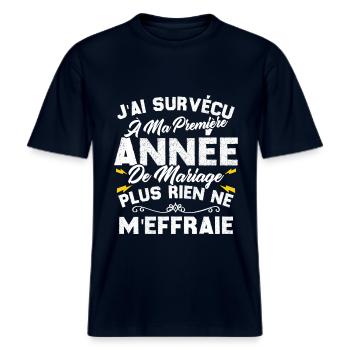 Humour Cadeau Ma Première Année De Mariage -  T-shirt unisexe RELAXED FIT en coton bio - marine - Devant - Alina (178cm) & Michal (187cm)